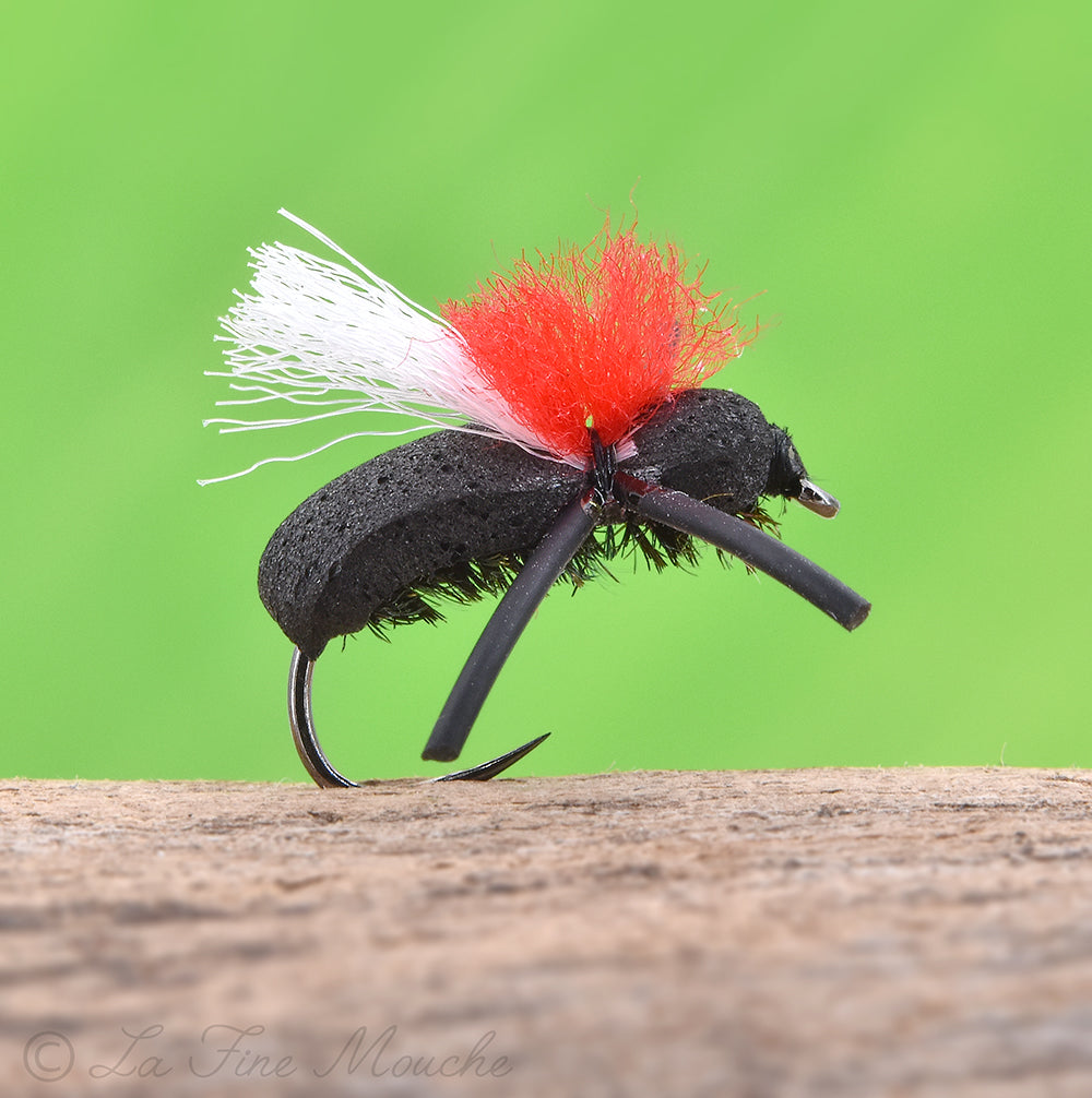 Mouche sèche Scarabée Black Foam Hi-Vision avec corps foam noir, pattes souples et toupet rouge et blanc